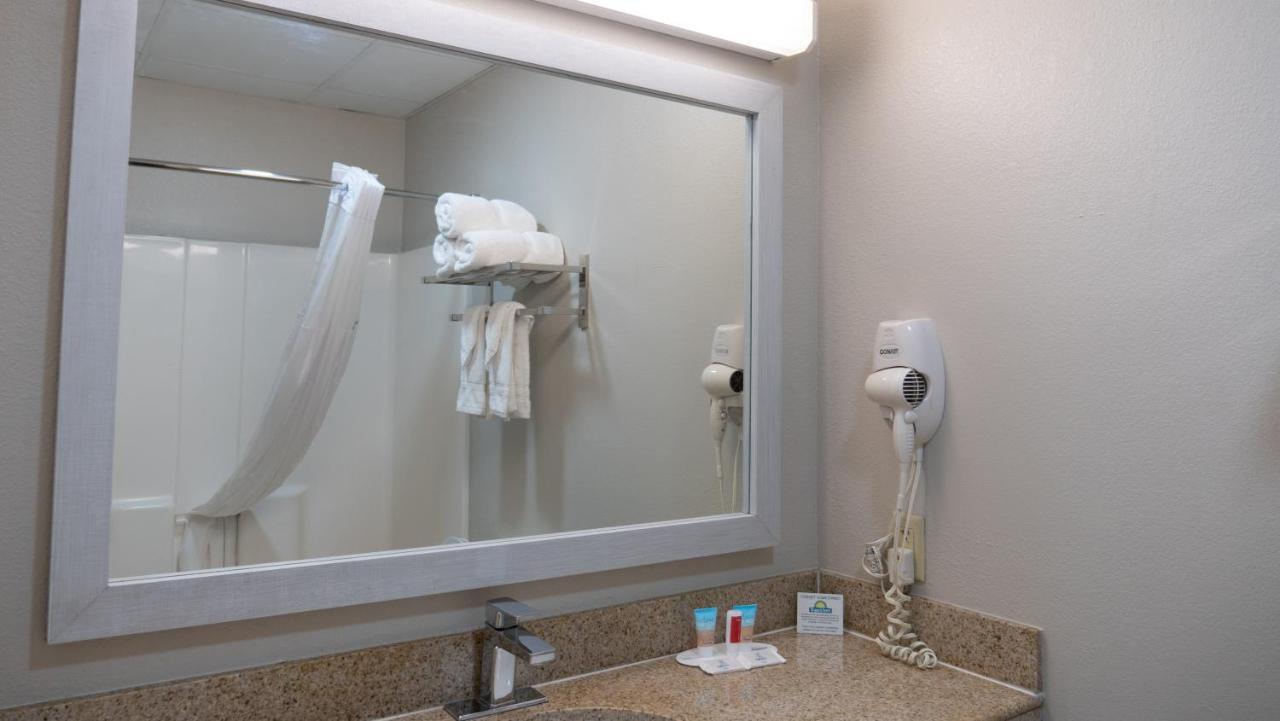 Days Inn & Suites By Wyndham Savannah North I-95 Порт-Вентворт Екстер'єр фото