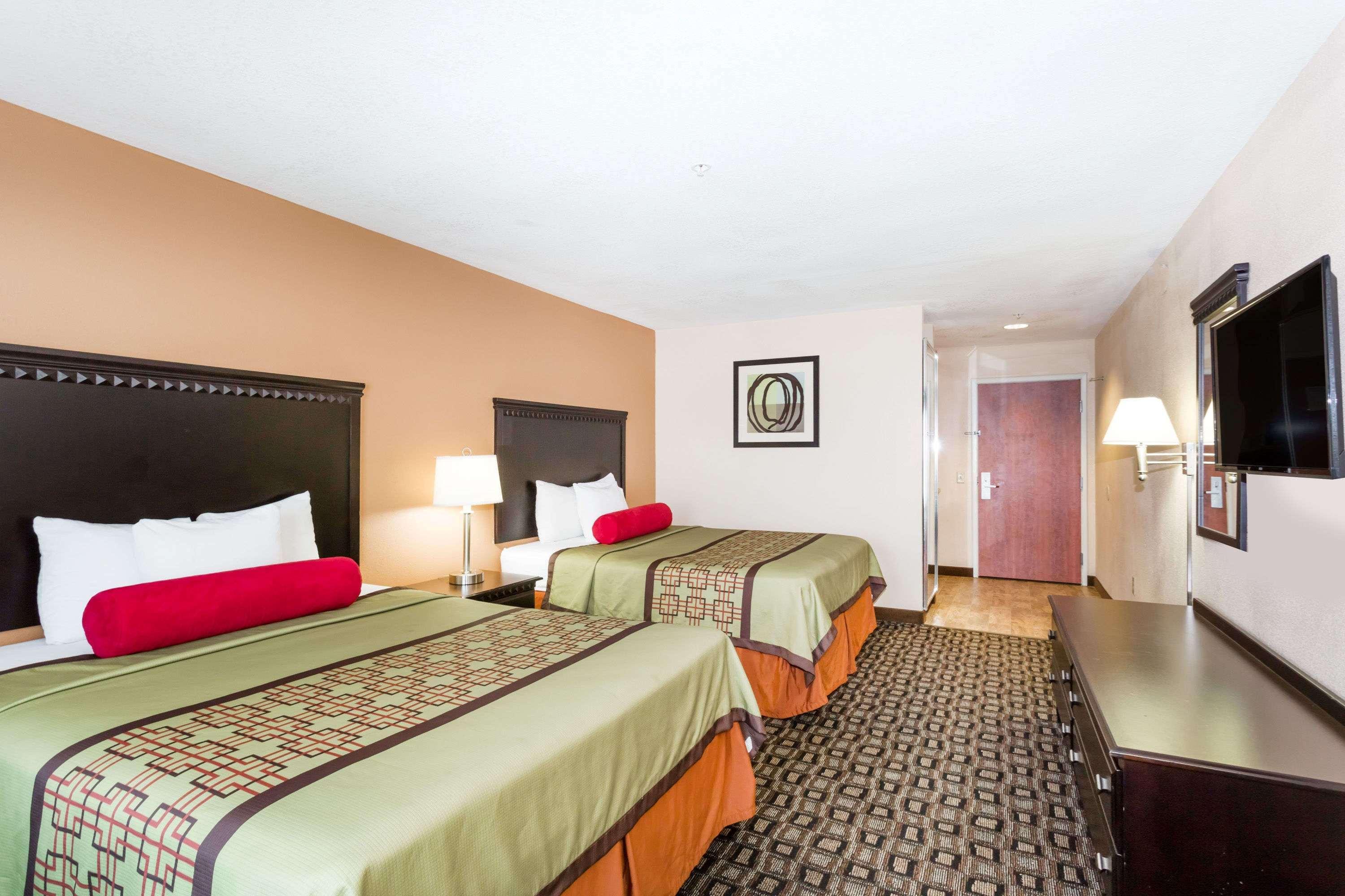 Days Inn & Suites By Wyndham Savannah North I-95 Порт-Вентворт Екстер'єр фото