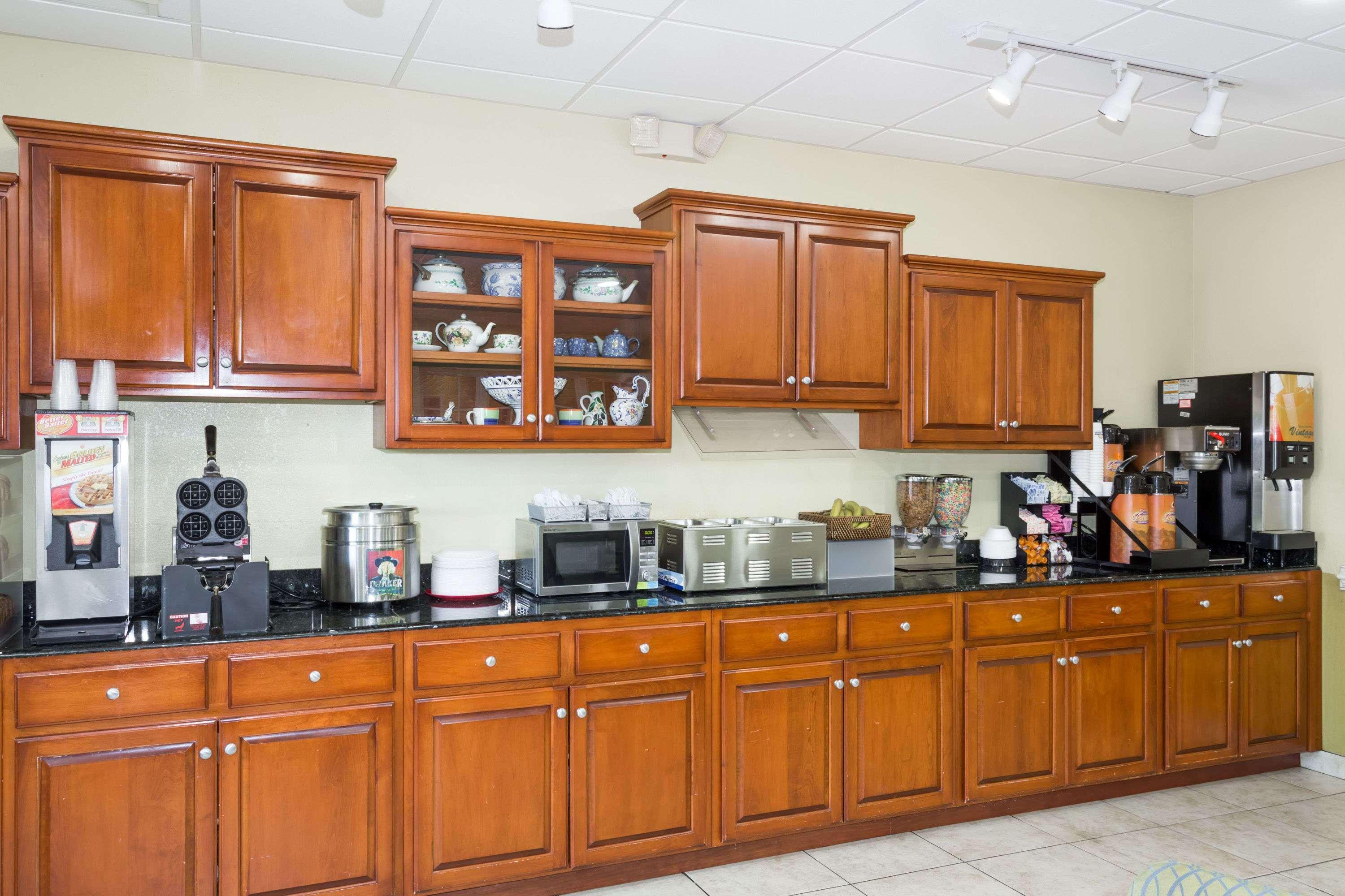 Days Inn & Suites By Wyndham Savannah North I-95 Порт-Вентворт Екстер'єр фото