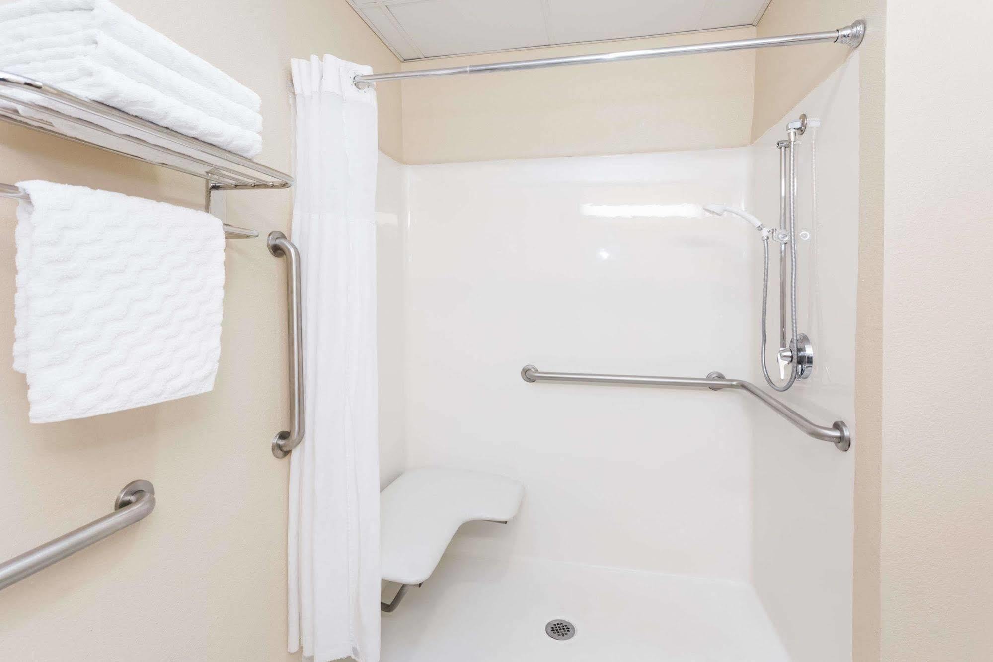 Days Inn & Suites By Wyndham Savannah North I-95 Порт-Вентворт Екстер'єр фото